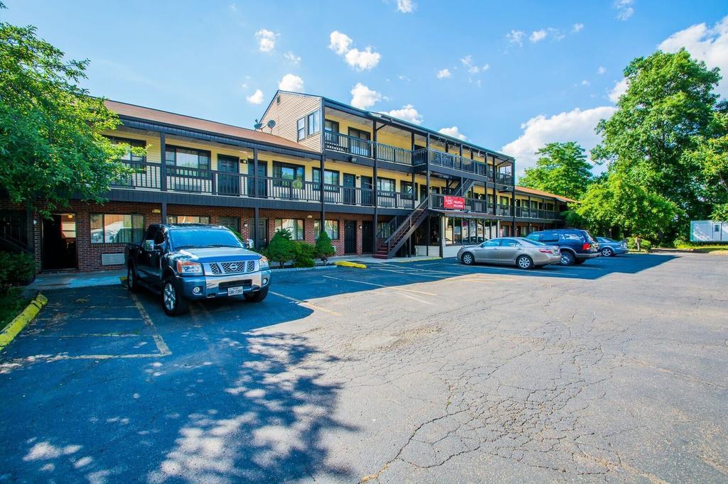 Colonial Inn And Suites Meriden Exterior photo