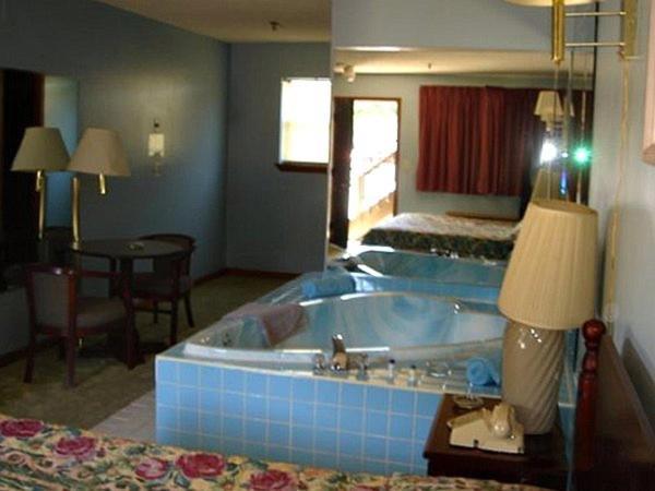 Colonial Inn And Suites Meriden Room photo